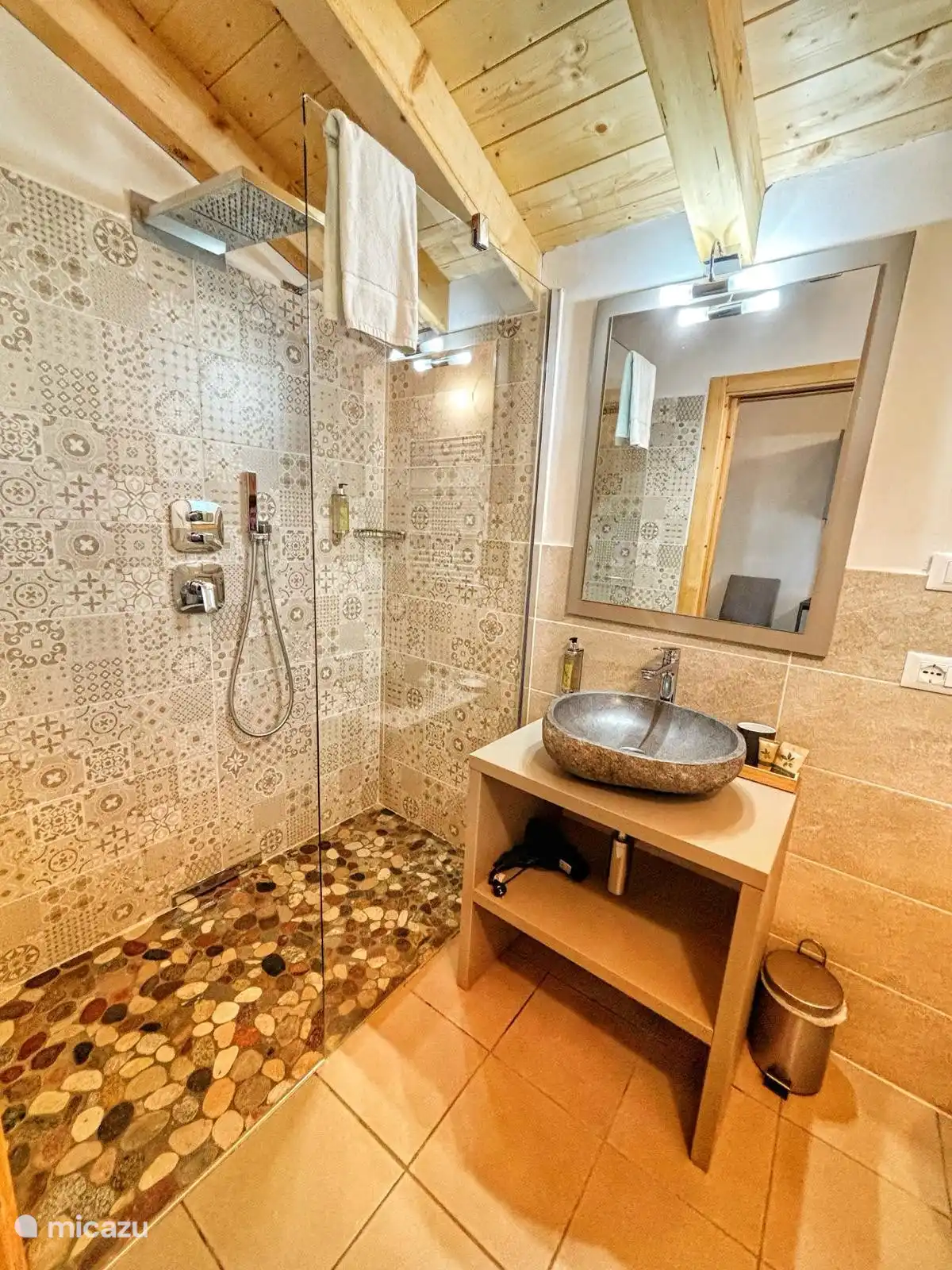 Luxuriöses Badezimmer im Zimmer