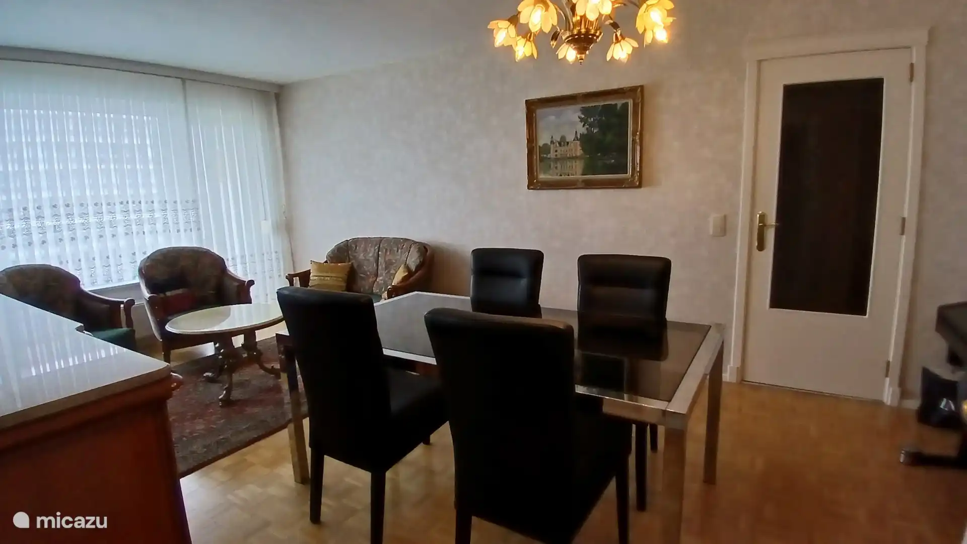 Mesa de acero cromado, con tapa de cristal