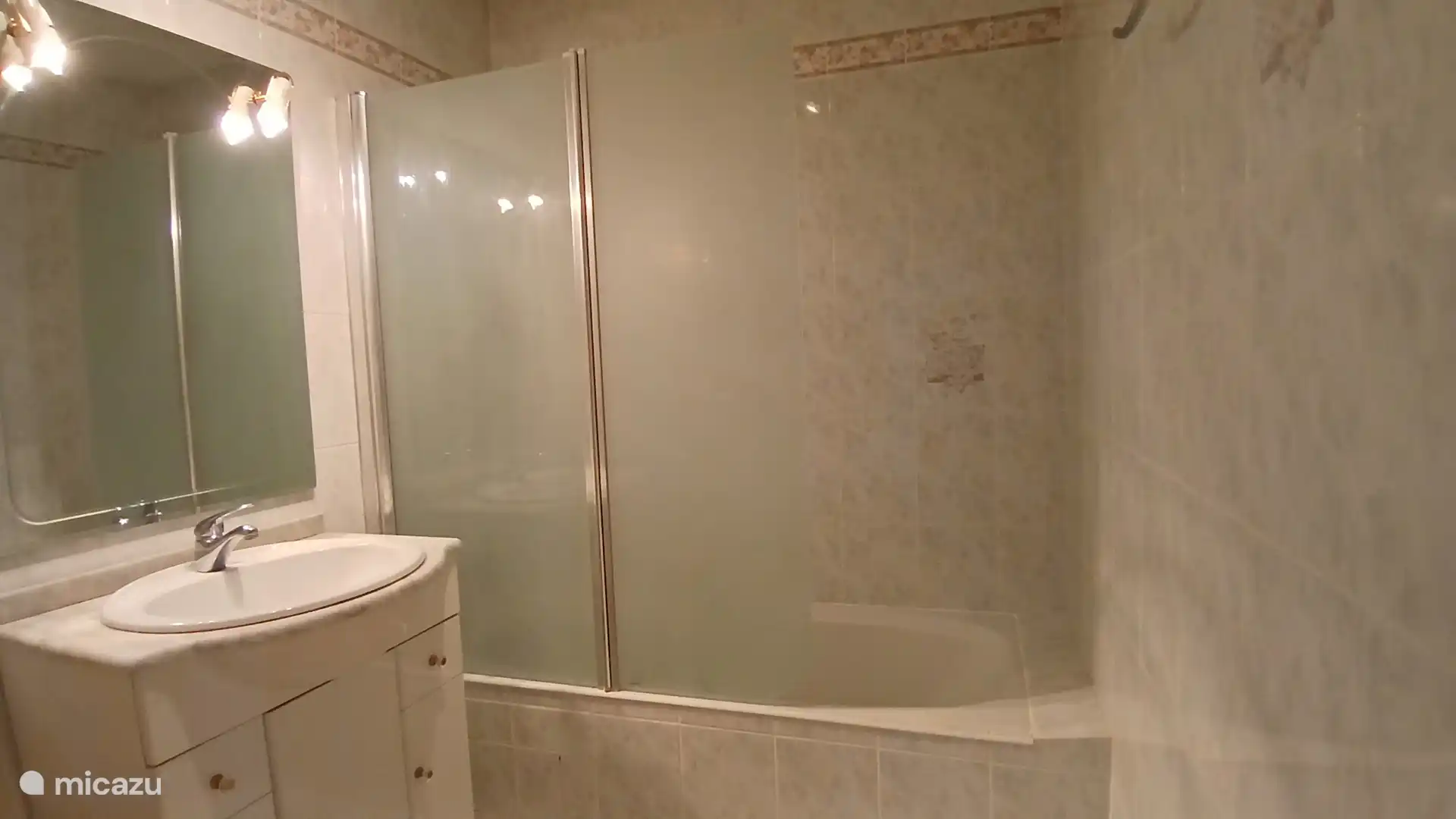 Baño con bañera y ducha 