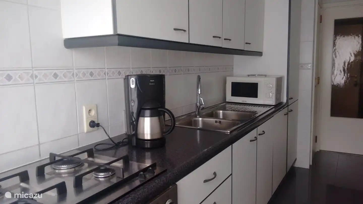 Cocina totalmente equipada con lavadora, congelador, etc.