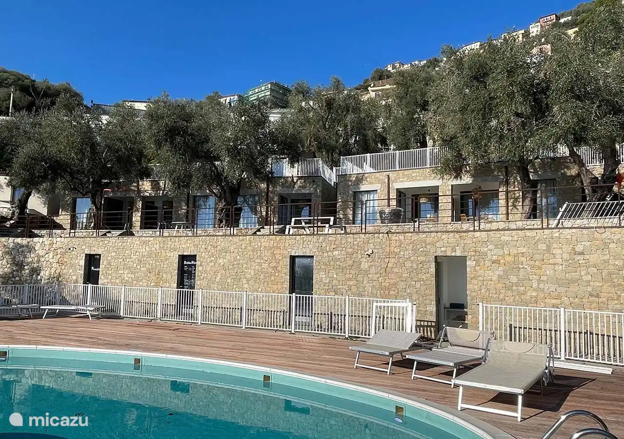 Bar, Restaurant und Salzwasserpool.