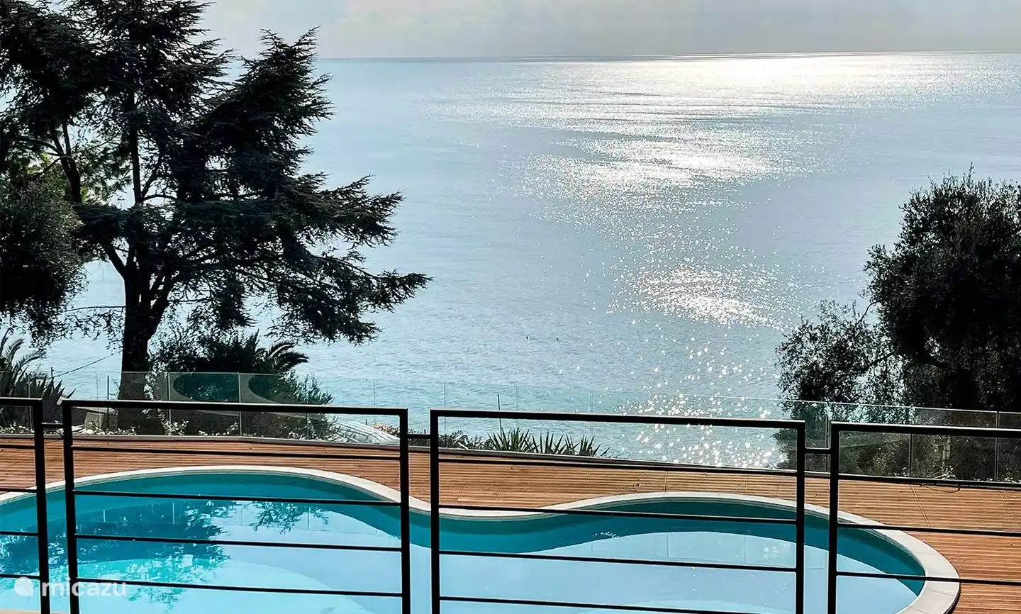 Von Ihrem Ferienhaus und dem Pool aus haben Sie einen wunderschönen Blick auf das Mittelmeer.