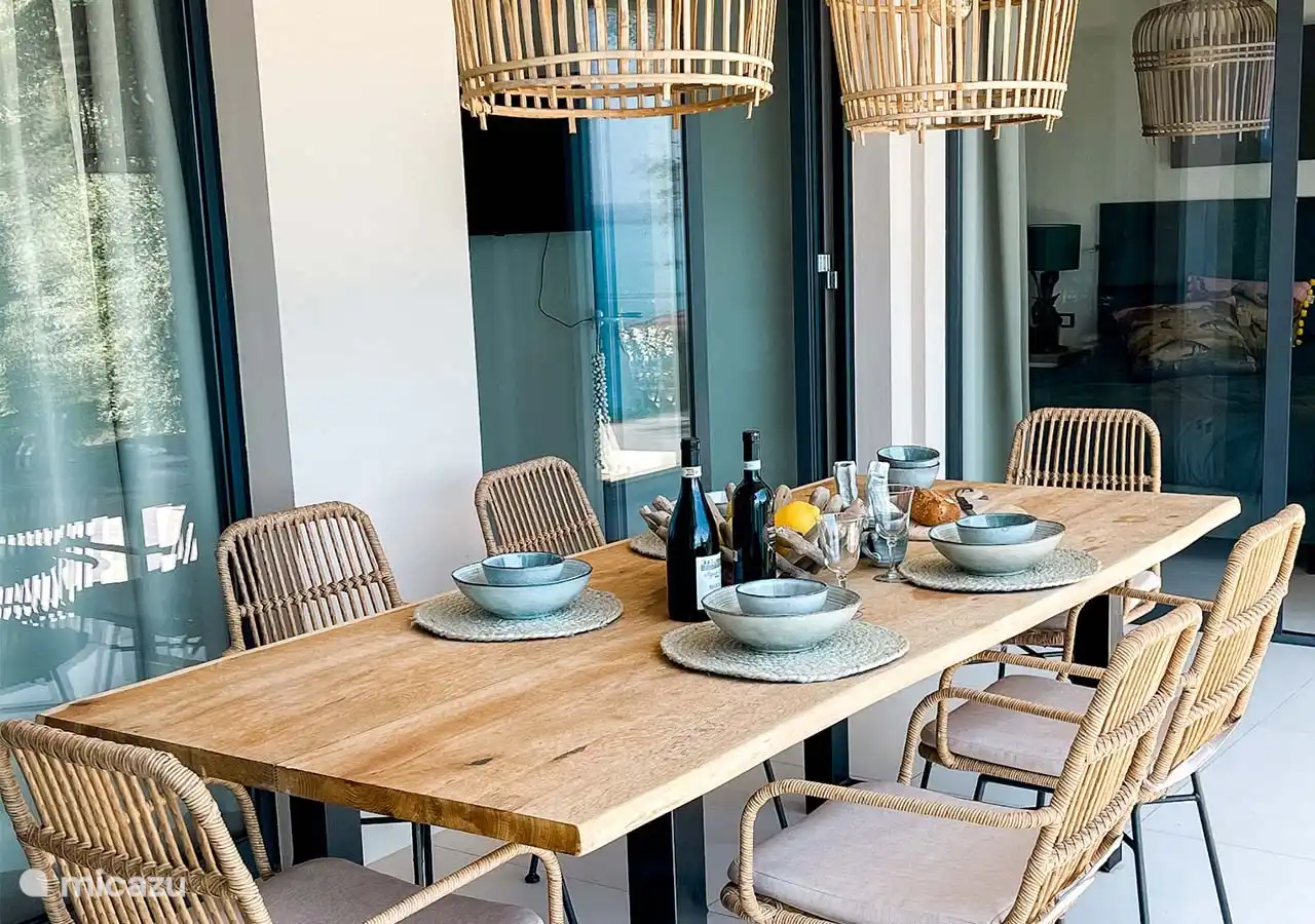 Gemütliches Essen im Freien auf der Terrasse.