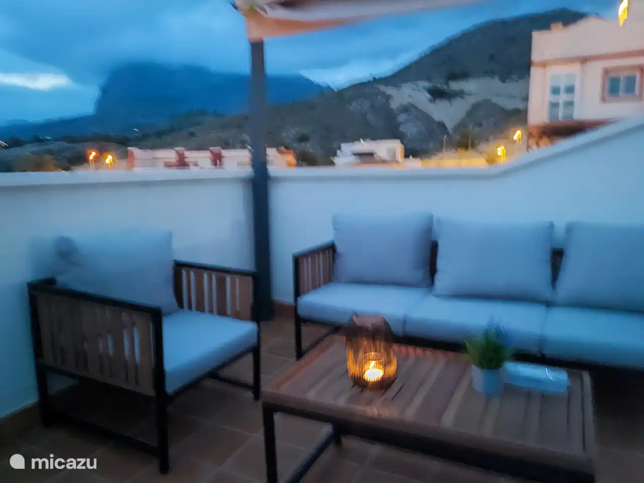 Solarium: Esstisch, Lounge und Sonnenliegen vorhanden