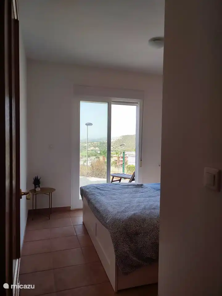 Doppelzimmer zur Vorderseite Zugang zum Garten über Schiebefenster. Rollläden vorhanden