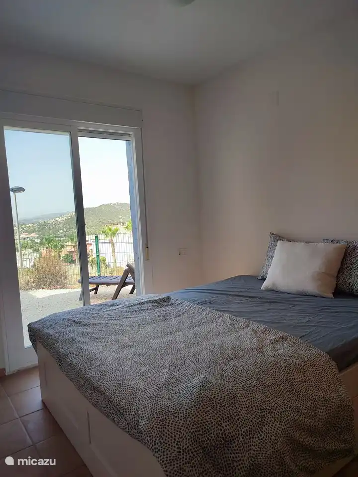 Doppelzimmer zur Vorderseite Zugang zum Garten über Schiebefenster. Rollläden vorhanden