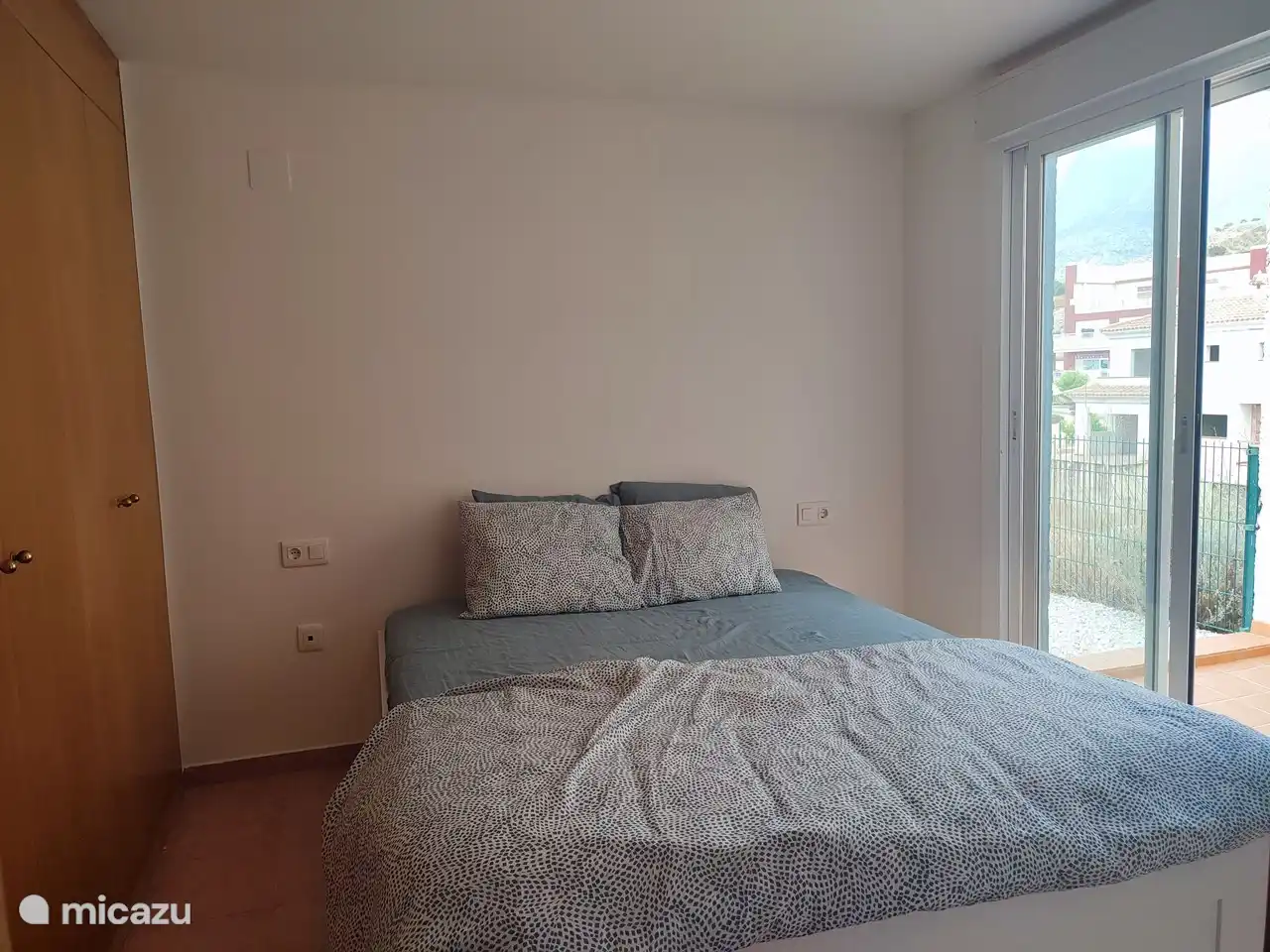 Doppelzimmer auf der Rückseite mit eigenem Bad Zugang zum Garten durch Schiebefenster. Rollläden vorhanden