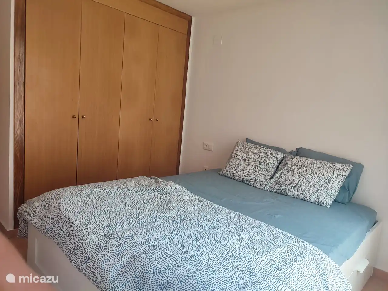 Doppelzimmer auf der Rückseite mit Badezimmer ensuite Zugang zum Garten durch Schiebefenster. Rollläden vorhanden