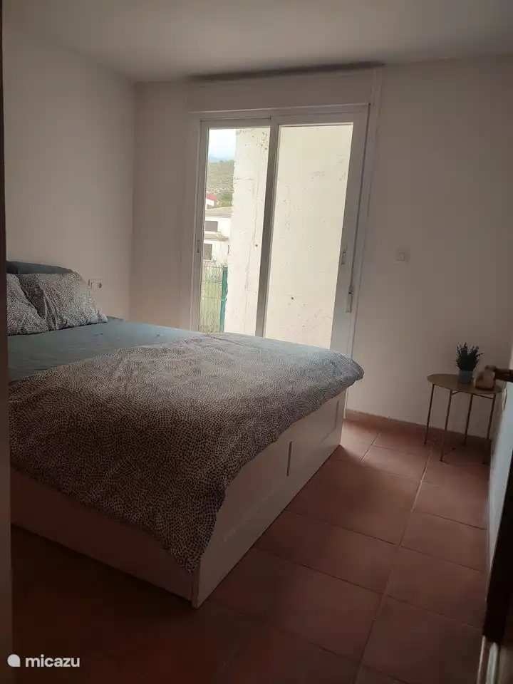 Doppelzimmer auf der Rückseite mit Badezimmer ensuite Zugang zum Garten durch Schiebefenster. Rollläden vorhanden