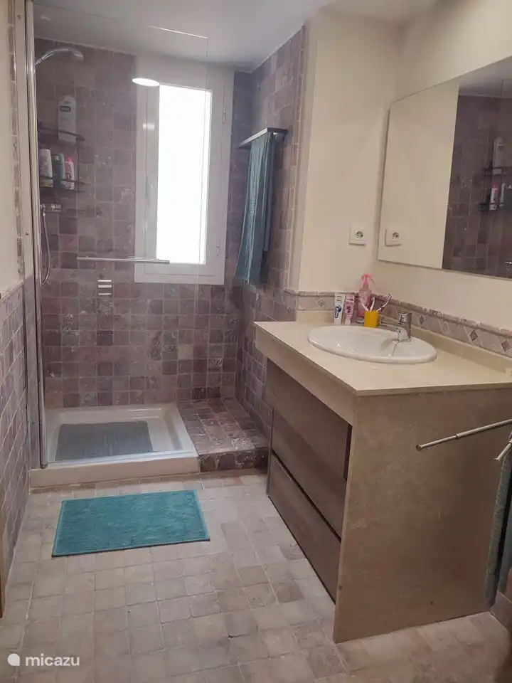 Badezimmer, das mit dem Schlafzimmer verbunden ist