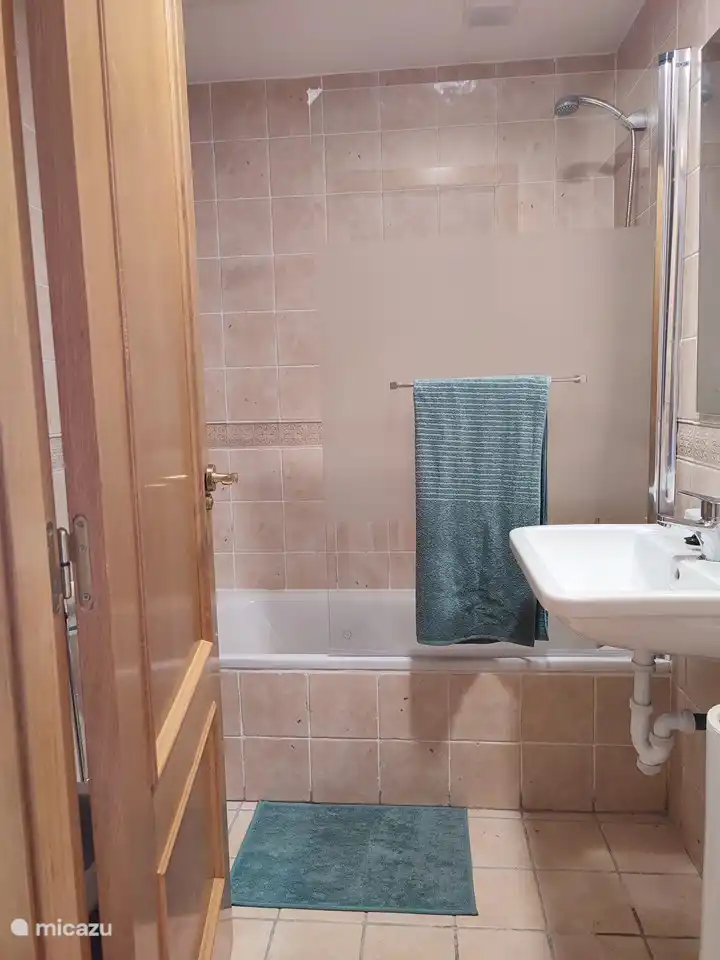 2. Badezimmer mit Badewanne