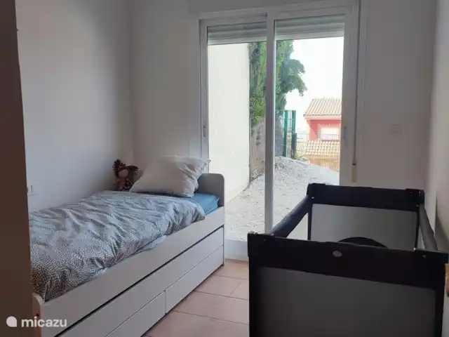 Casa Hannah huren in Spanje, Costa Blanca, Finestrat - vakantiehuis De kleinere kamer waar een bed vanonder het andere kan uit geschoven worden . 
Baby/peuterbed aanwezig.
Toegang tot de tuin via schuifraam. Rolluiken aanwezig