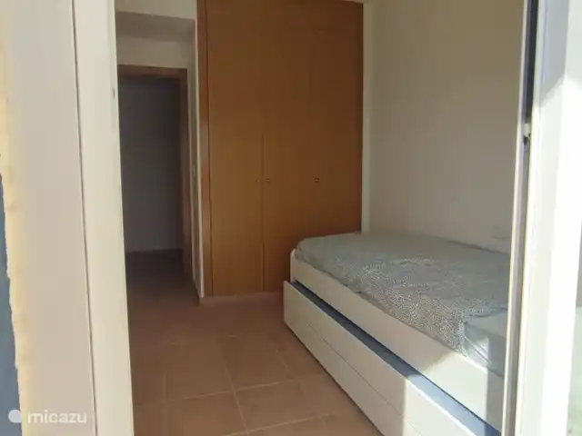 Casa Hannah huren in Spanje, Costa Blanca, Finestrat - vakantiehuis De kleinere kamer waar een bed vanonder het andere kan uit geschoven worden . 
Baby/peuterbed aanwezig.
Toegang tot de tuin via schuifraam. Rolluiken aanwezig