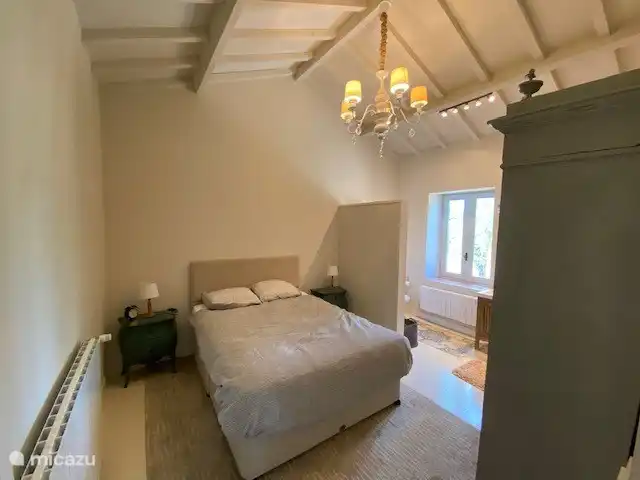 Chambre 3 avec nouveau matelas, ventilateur, douche, toilettes et lavabo