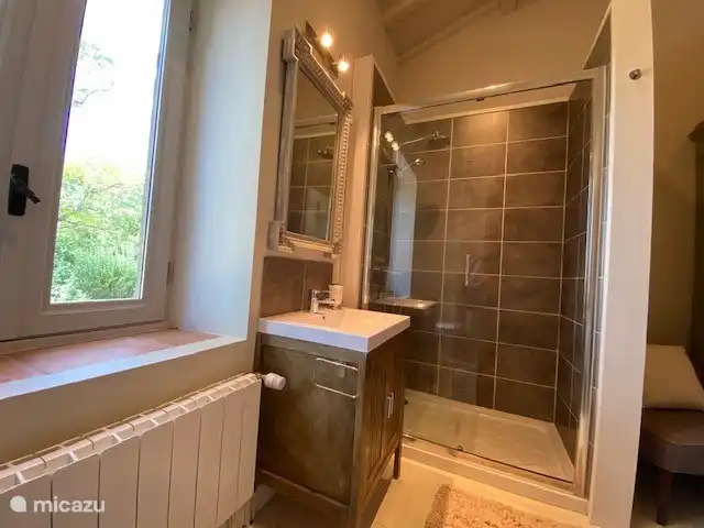 Salle de bain 2 avec douche et lavabo