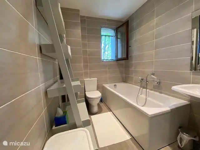 Salle de bain 1 avec baignoire, douche dans la baignoire et WC