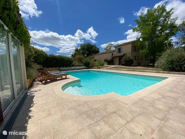 piscine avec vue sur la maison