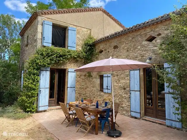 Terrasse arrière avec vue dégagée sur les champs et Monflanquin