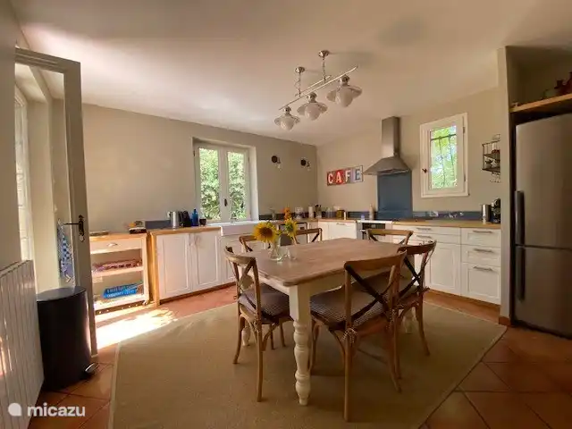 Cuisine avec appareils électroménagers modernes, micro-ondes, four à induction, lave-vaisselle