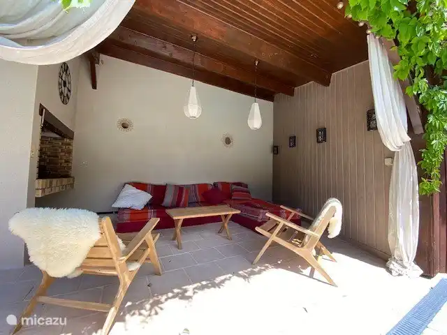 Cuisine d'été et coin salon au bord de la piscine