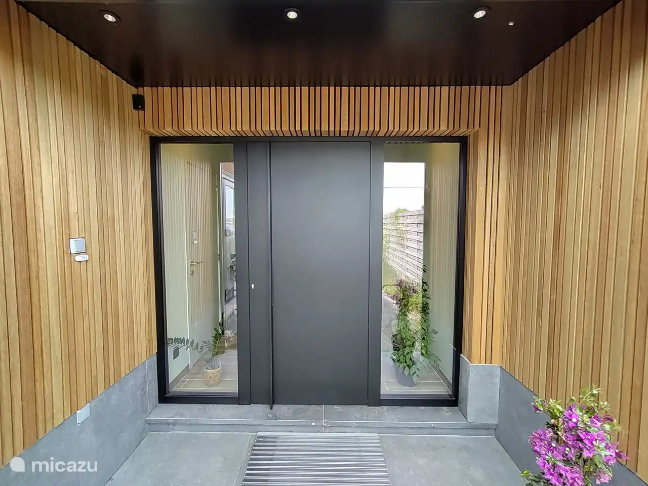 Haustür 20m von einer ruhigen Straße entfernt