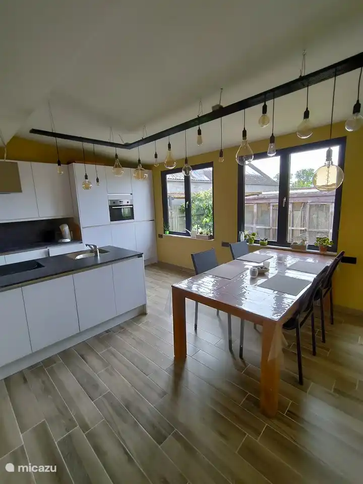 voll ausgestattete Küche; Geschirrspüler, Kühlschrank, Gefrierschrank, (Mikrowellen-)Ofen, Toaster, Senseo, Herd, stimmungsvolle Beleuchtung, großer Tisch für 4/6 P., Zentralheizung, ...