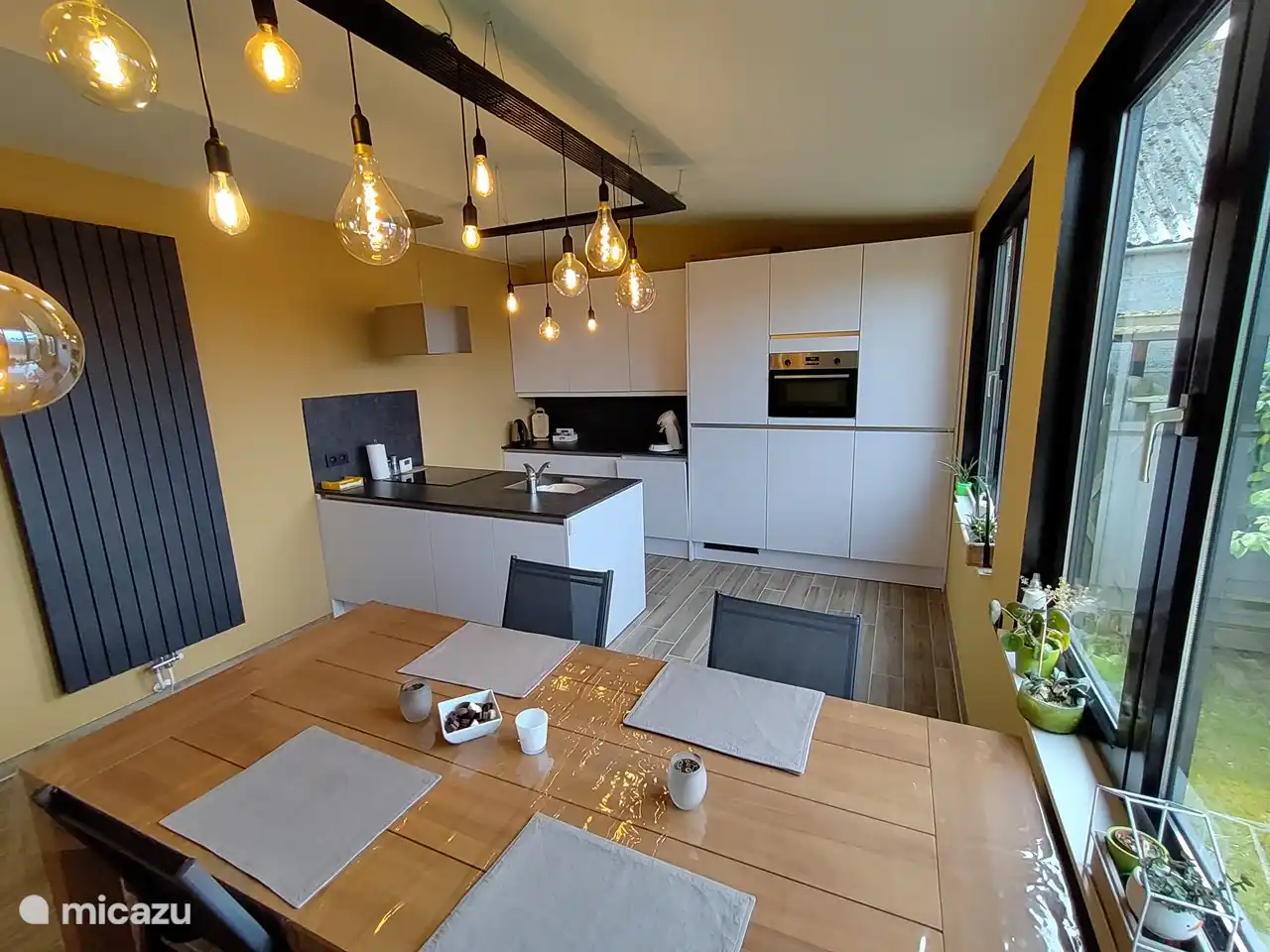 voll ausgestattete Küche; Geschirrspüler, Kühlschrank, Gefrierschrank, (Mikrowellen-)Ofen, Toaster, Senseo, Herd, stimmungsvolle Beleuchtung, großer Tisch für 4/6 P., Zentralheizung, ...