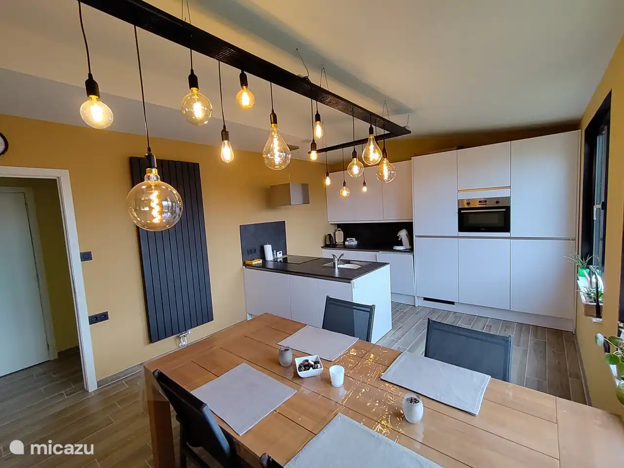 voll ausgestattete Küche; Geschirrspüler, Kühlschrank, Gefrierschrank, (Mikrowellen-)Ofen, Toaster, Senseo, Herd, stimmungsvolle Beleuchtung, großer Tisch für 4/6 P., Zentralheizung, ...