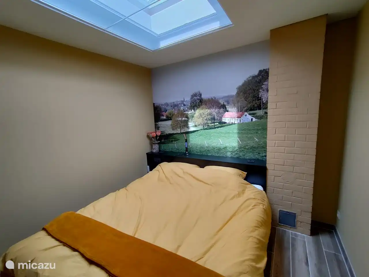 Schlafzimmer mit allem Komfort ausgestattet: Zentralheizung, elektrisch zu öffnende Kuppel, Stromausfall, USB, gemachte Betten bei der Ankunft, Wandfoto aus der Region, mit separatem Badezimmer