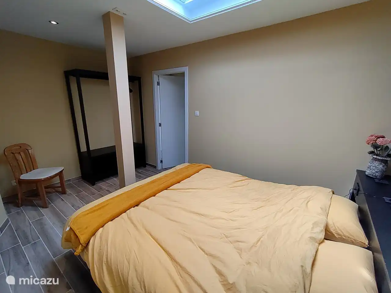 Schlafzimmer mit allem Komfort ausgestattet: Zentralheizung, elektrisch zu öffnende Kuppel, Stromausfall, USB, gemachte Betten bei der Ankunft, Wandfoto aus der Region, mit separatem Badezimmer