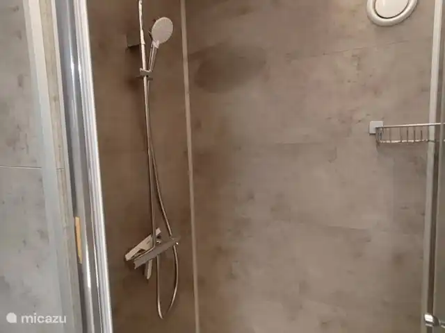 Mote26 huren in België, West-Vlaanderen, Ingooigem - vakantiehuis Badkamer met sfeerverlichting, inloopdouche, hangtoilet, badkamermeubel, centrale verwarming, lucht/vochtafzuiging