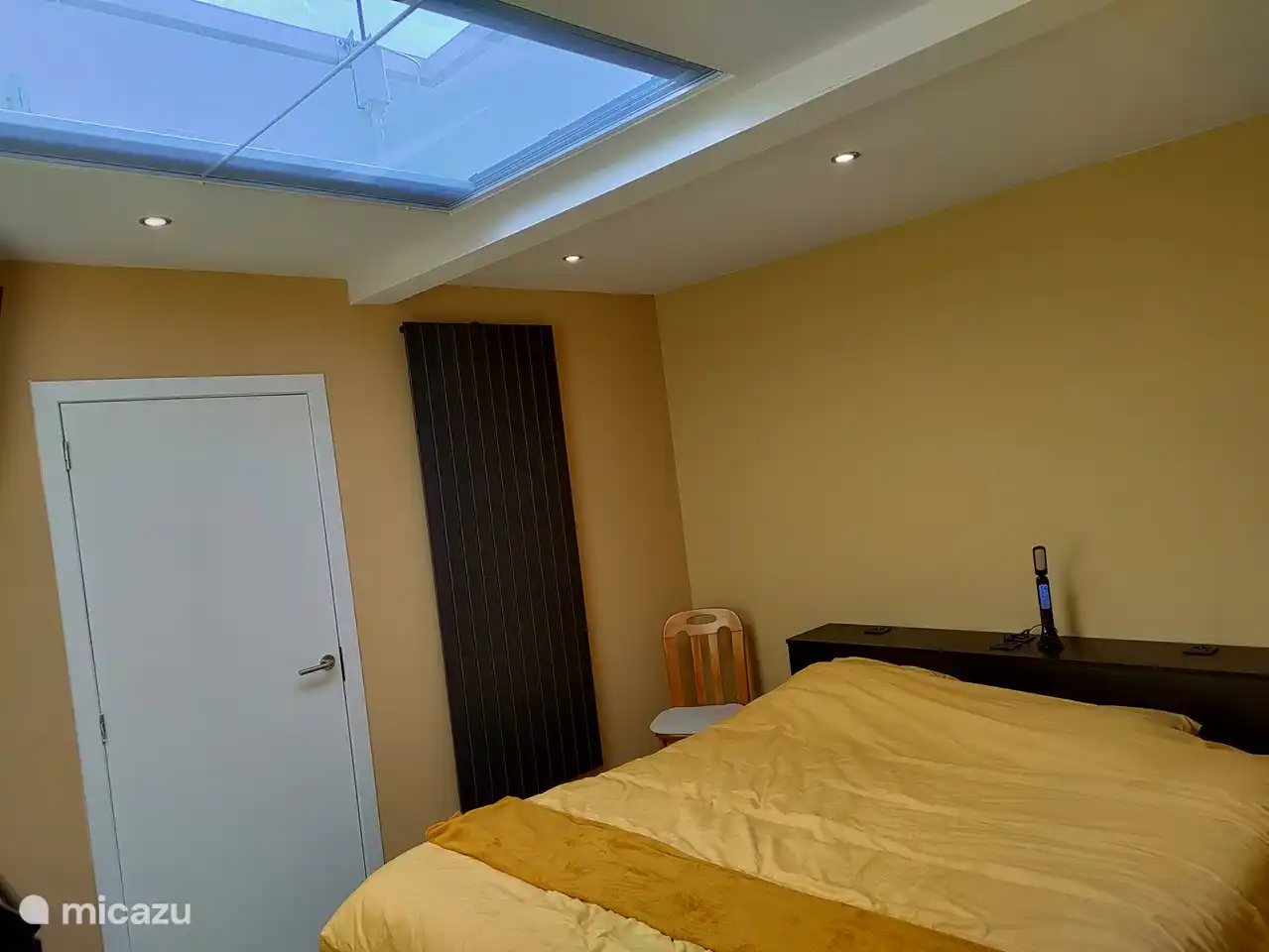 Schlafzimmer mit allem Komfort ausgestattet: TV, Zentralheizung, elektrisch zu öffnende Kuppel, elektrische Verdunkelung, USB, stimmungsvolle Beleuchtung, bei Ankunft gemachte Betten, Schreibtischmöbel, mit dazugehörigem Badezimmer