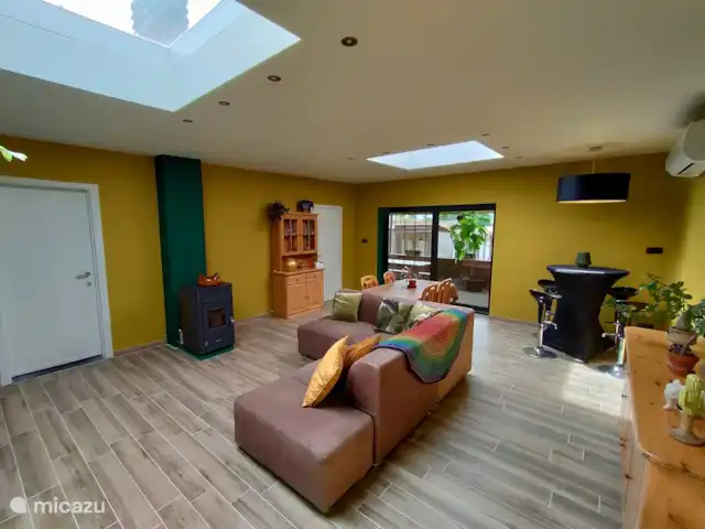 Mote26 huren in België, West-Vlaanderen, Ingooigem - vakantiehuis Heel gezellige lichtrijke woonplaats met airco, pelletkachel, CV, sfeerverlichting, TV, DVD, spelletjes en boeken, Wifi, uitzicht op tuin,...