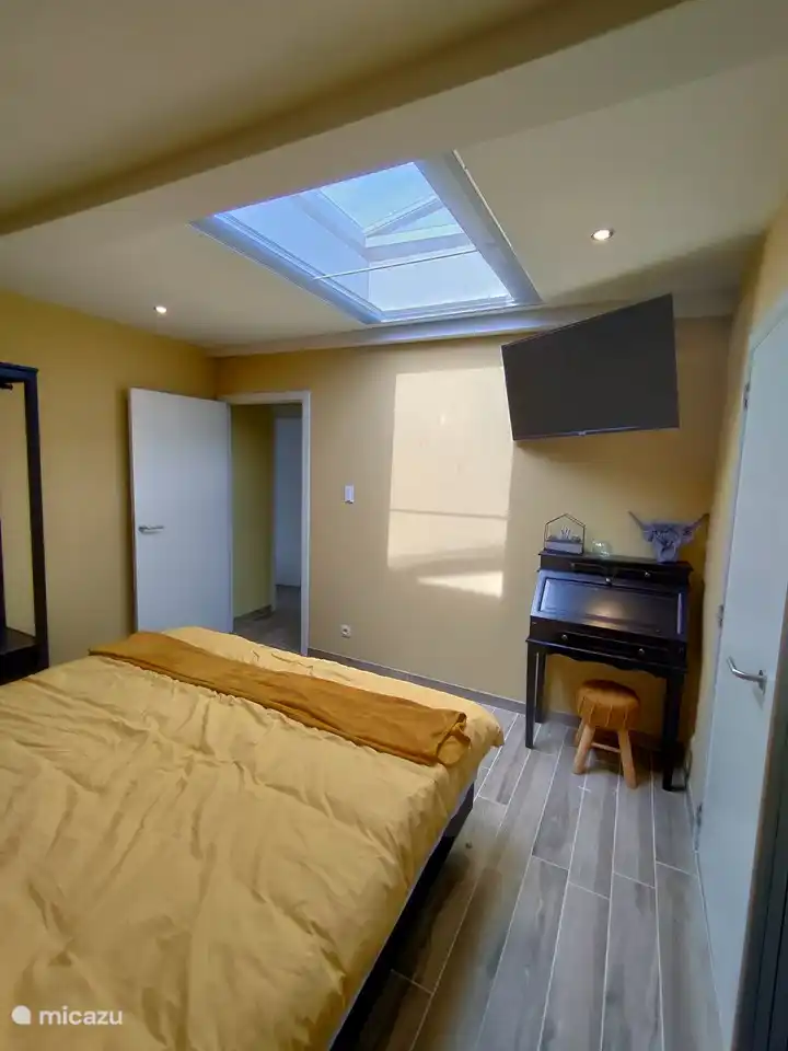 Schlafzimmer mit allem Komfort ausgestattet: TV, Zentralheizung, elektrisch zu öffnende Kuppel, elektrische Verdunkelung, USB, stimmungsvolle Beleuchtung, bei Ankunft gemachte Betten, Schreibtischmöbel, mit dazugehörigem Badezimmer