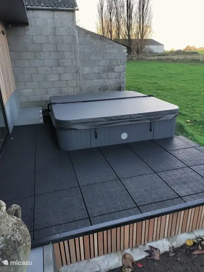 großer Whirlpool für 5 Personen