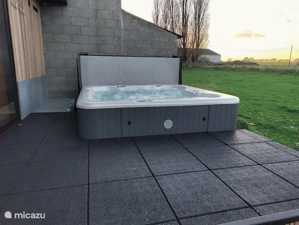 Großer Whirlpool, erhöhter Eingang für einfachen Zugang