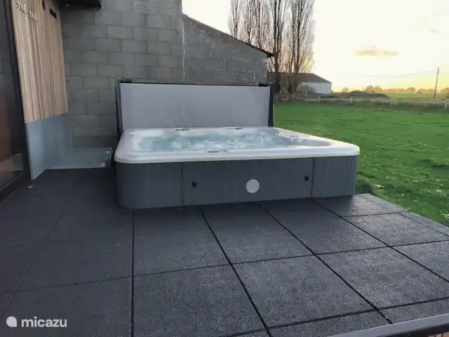 Mote26 huren in België, West-Vlaanderen, Ingooigem - vakantiehuis grote jacuzzi, verhoogde instap voor gemakkelijke toegang
