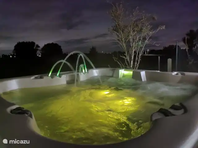 Mote26 huren in België, West-Vlaanderen, Ingooigem - vakantiehuis jacuzzi by night