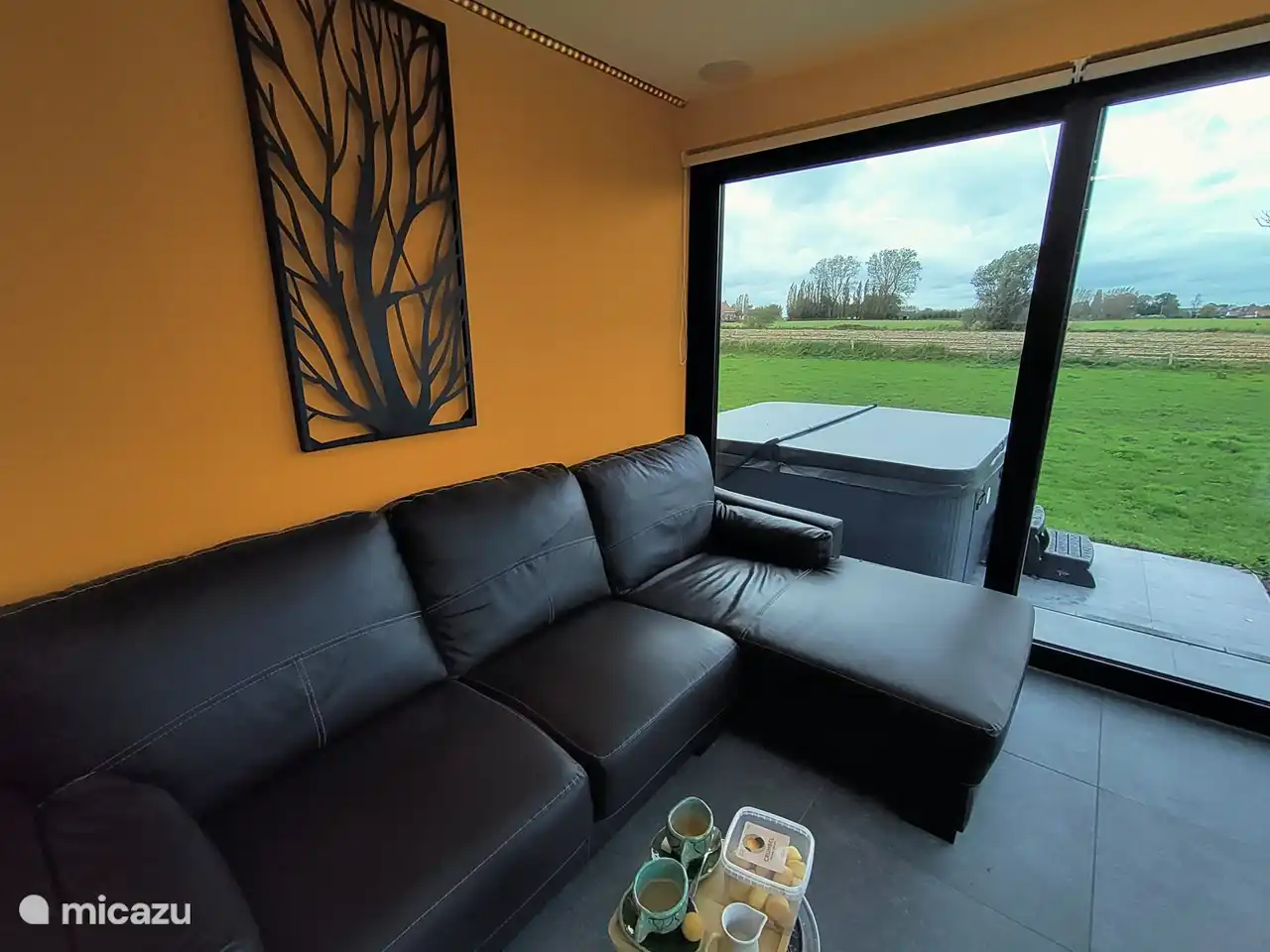 Ruhebereich mit Blick auf Wiesen