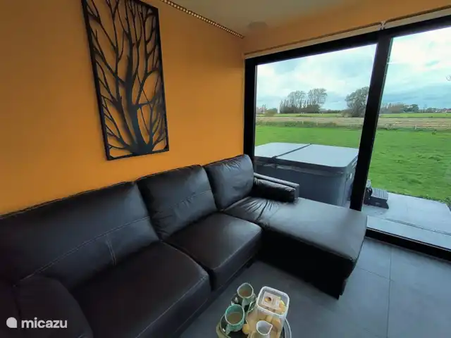 Mote26 huren in België, West-Vlaanderen, Ingooigem - vakantiehuis relaxruimte met zicht op weilanden
