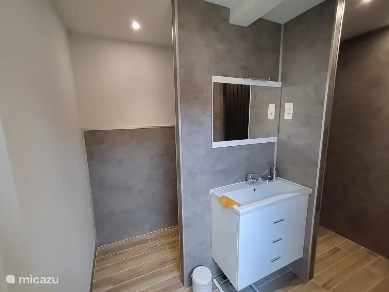 Badezimmer mit stimmungsvoller Beleuchtung, große begehbare Dusche, Hängetoilette, Badezimmermöbel, Zentralheizung, Luft- / Feuchtigkeitsabsaugung