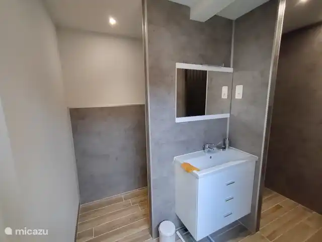 Mote26 huren in België, West-Vlaanderen, Ingooigem - vakantiehuis Badkamer met sfeerverlichting, grote inloopdouche, hangtoilet, badkamermeubel, centrale verwarming, lucht/vochtafzuiging