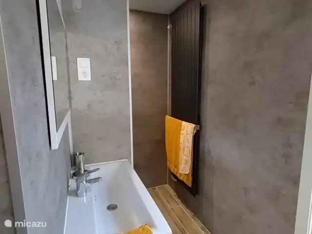 Mote26 huren in België, West-Vlaanderen, Ingooigem - vakantiehuis Badkamer met sfeerverlichting, grote inloopdouche, hangtoilet, badkamermeubel, centrale verwarming, lucht/vochtafzuiging