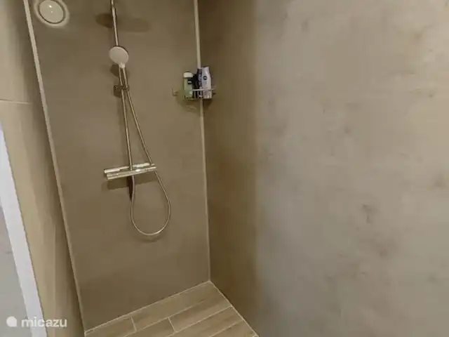 Mote26 huren in België, West-Vlaanderen, Ingooigem - vakantiehuis Badkamer met sfeerverlichting, grote inloopdouche, hangtoilet, badkamermeubel, centrale verwarming, lucht/vochtafzuiging