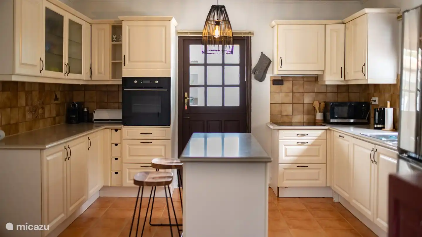 cuisine avec tabourets de bar