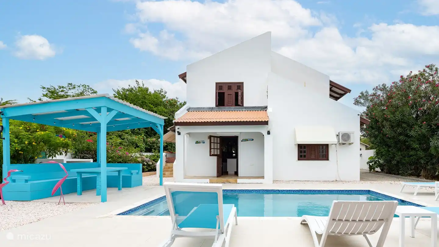 vue arrière de la maison et de la piscine