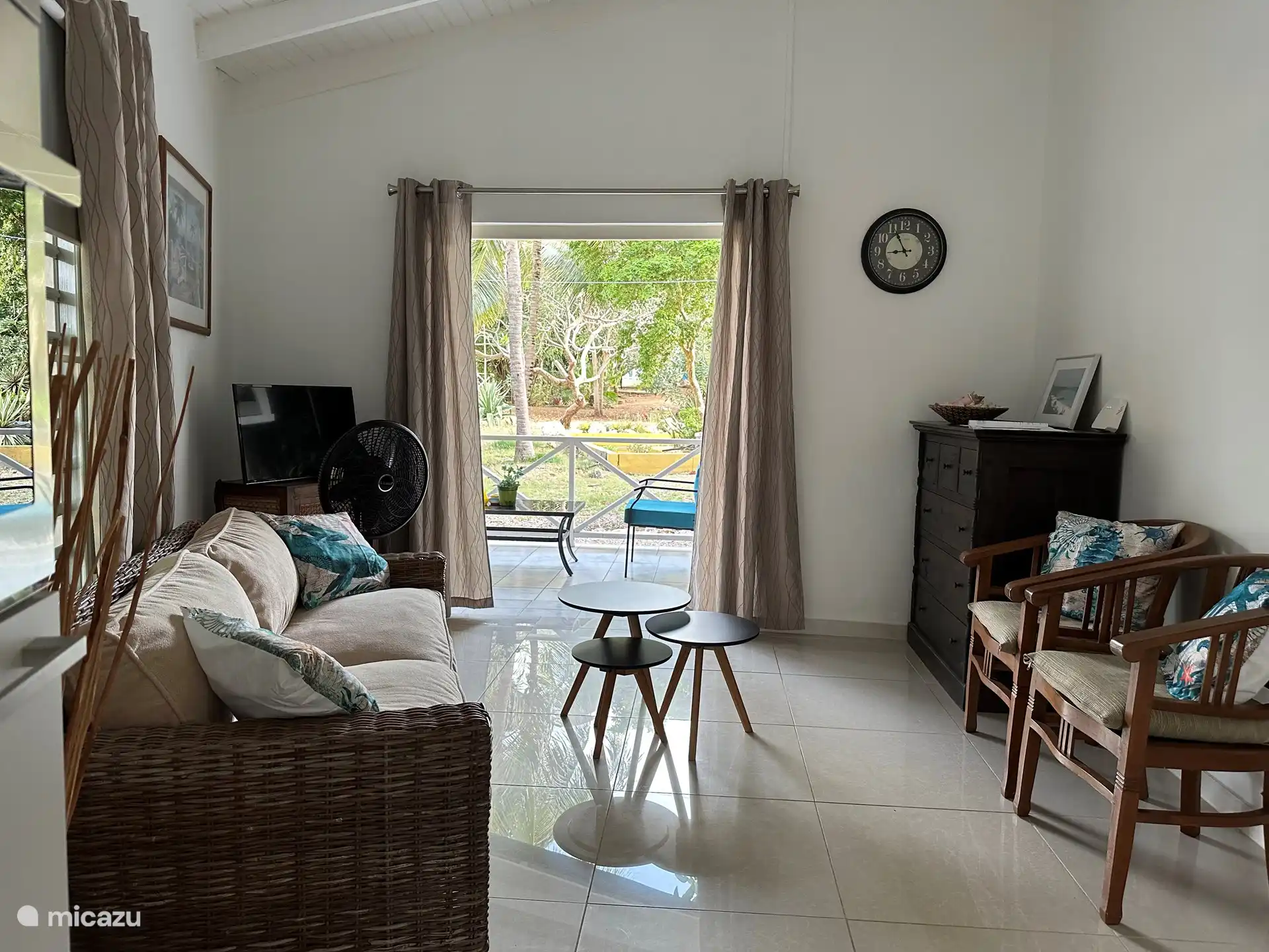 Salon donnant sur la véranda.