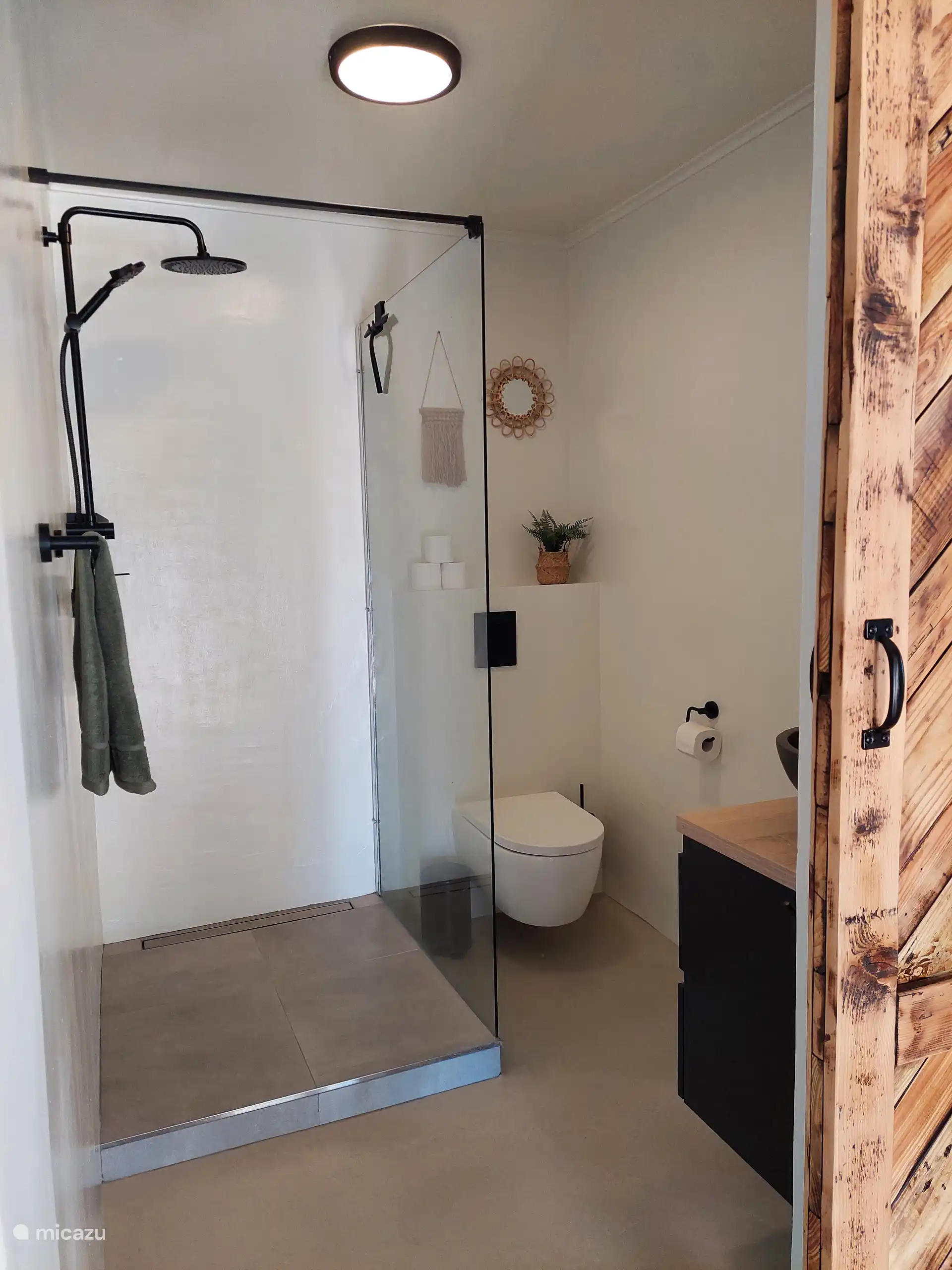 Badezimmer mit Regendusche