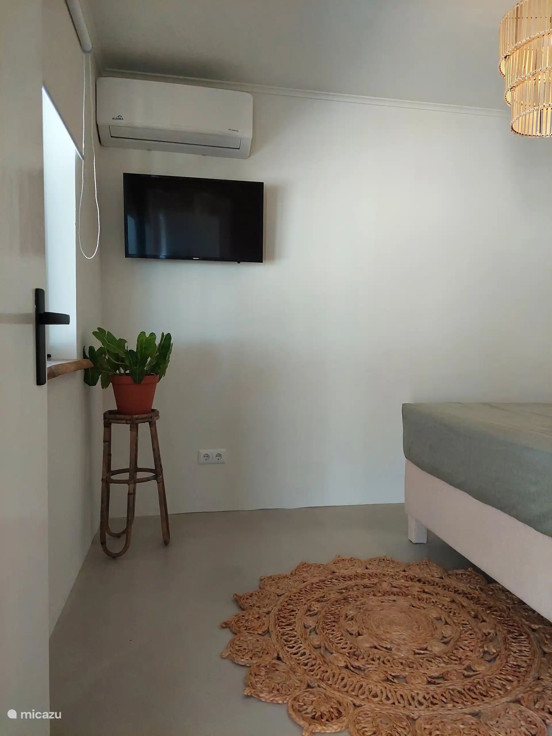 Schlafzimmer mit Smart-TV und Klimaanlage