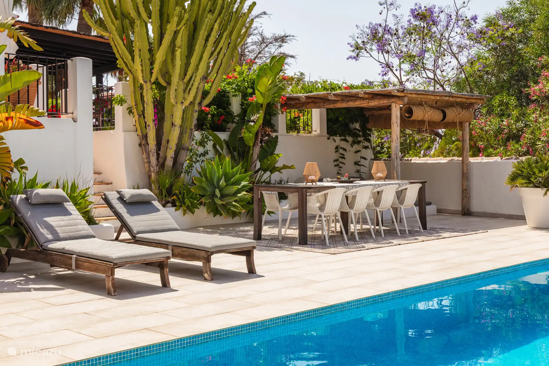 Swimmingpool mit Terrasse